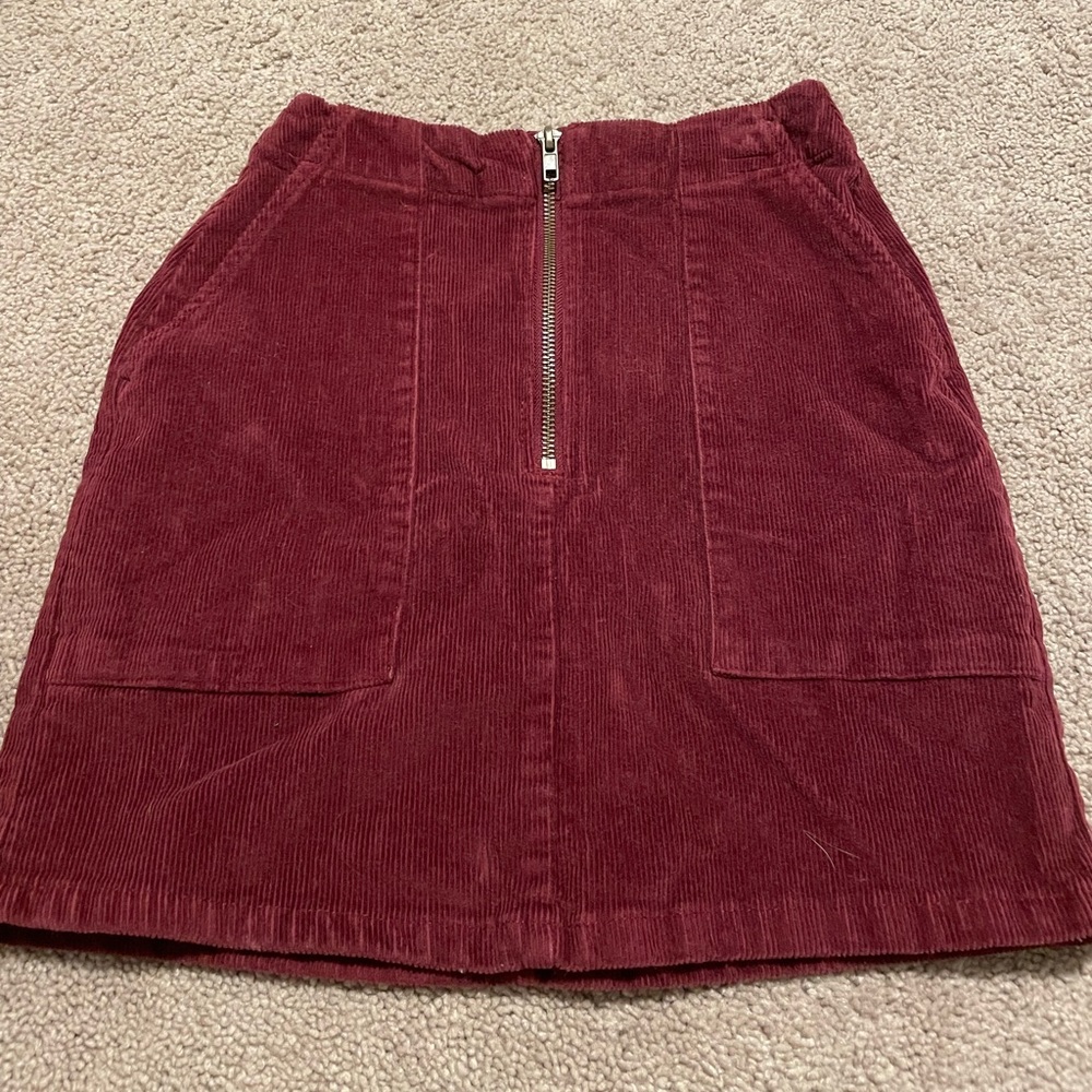 Red velvet mini skirt with zipper and pockets